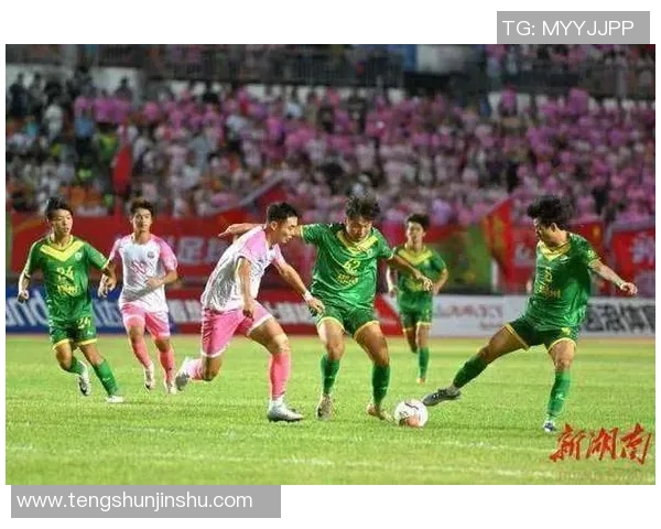 樱花盛开之际东京足球赛激情对决展现青春活力与团队精神